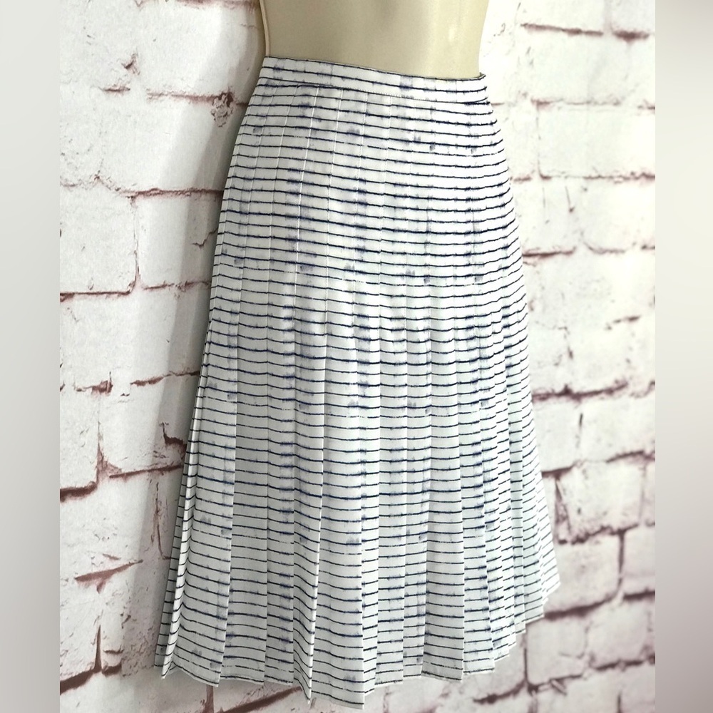 VINCE blurred lines pleated Navy on White Skirt Size 2 - Picture 9 of 15